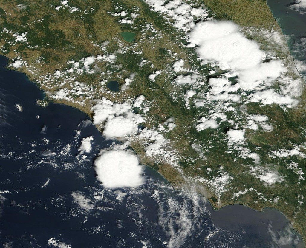 Un'immagine dal Satellite Polare TERRA in passaggio intornoalle 10 di mattina sulle regioni del Centro Italia.